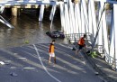 Il crollo di un ponte in Indonesia