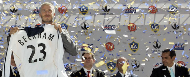 England soccer player David Beckham holds up his new jersey as he is introduced as the newest member of the Los Angeles Galaxy soccer team, Friday, July 13, 2007, in Carson, Calif. (AP Photo/Nick Ut)
