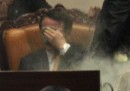 Il video dei lacrimogeni in parlamento, in Corea del Sud