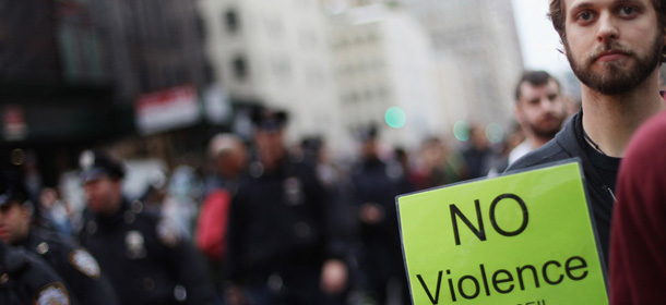 Un manifestante dopo gli sgomberi di Manhattan (Photo by Mario Tama/Getty Images)
