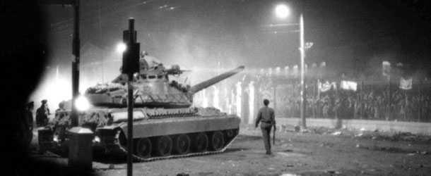17 novembre 1973
Carri armati dell&#8217;esercito si preparano a varcare i cancelli del Politecnico di Atene per soffocare la protesta studentesca
(AP Photo/File)
