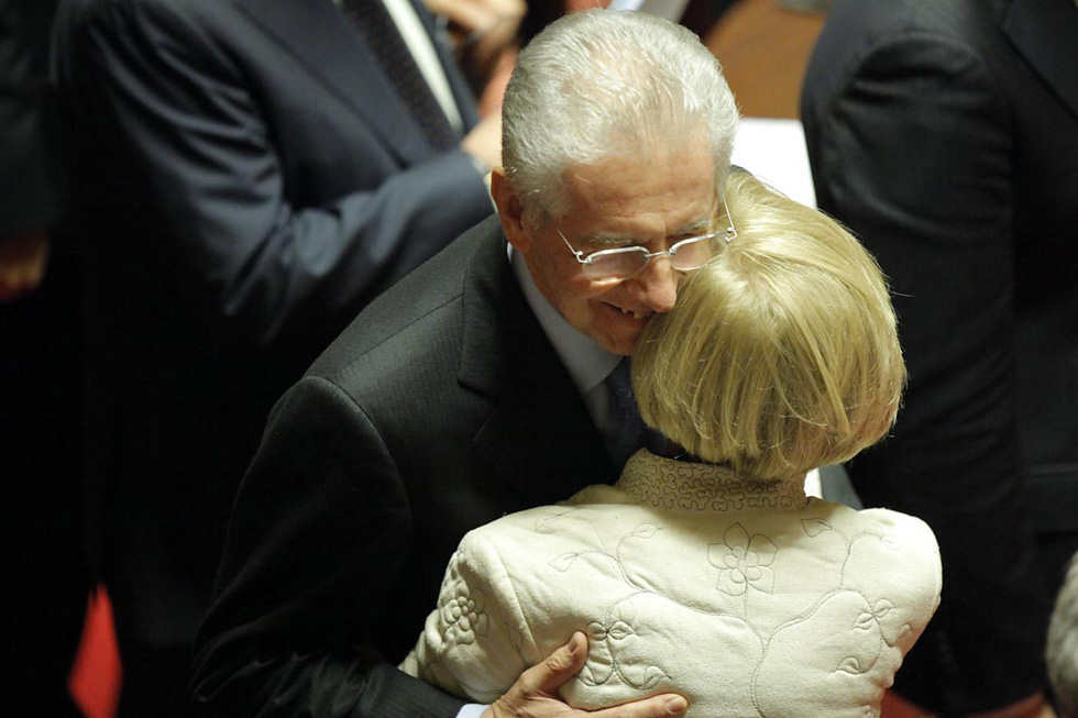 Mario Monti abbraccia Emma Bonino (Foto Mauro Scrobogna /LaPresse)
