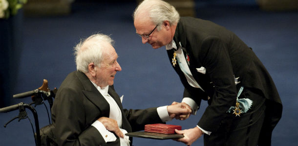 Tomas Tranströmer premiato dal re Carlo XVI Gustavo di Svezia (JONATHAN NACKSTRAND/AFP/Getty Images)
