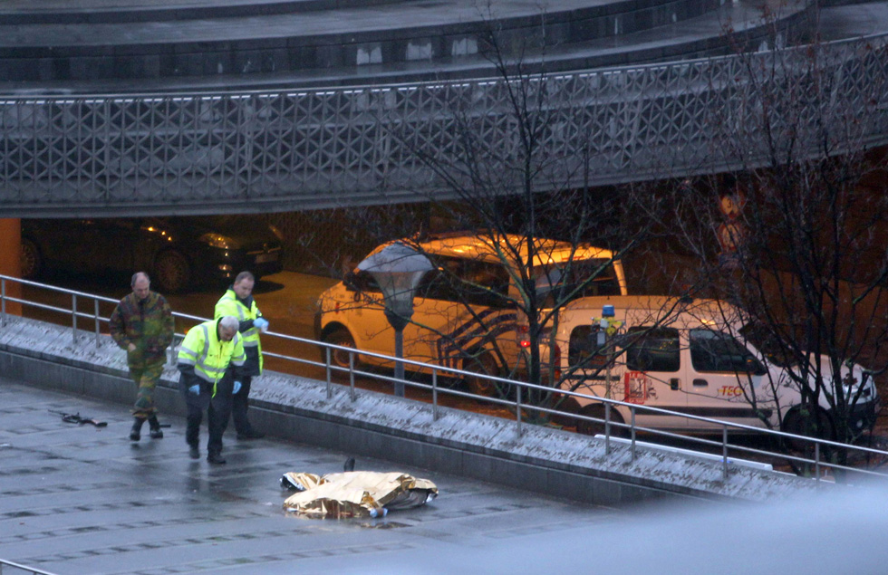 Un corpo, probabilmente dell&#8217;assassino, a terra a Liegi (MICHEL KRAKOWSKI/AFP/Getty Images)
