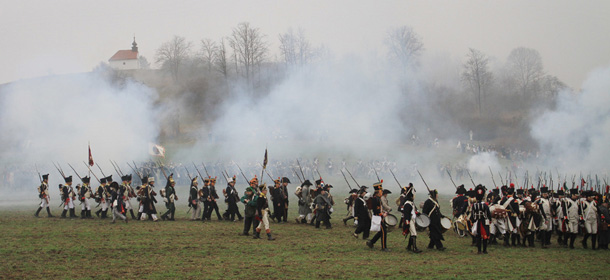 900 soldati e 50 cavalli hanno partecipato alla ricostruzione della battaglia di Austerlitz, il 3 dicembre 2011 (RADEK MICA/AFP/Getty Images)

