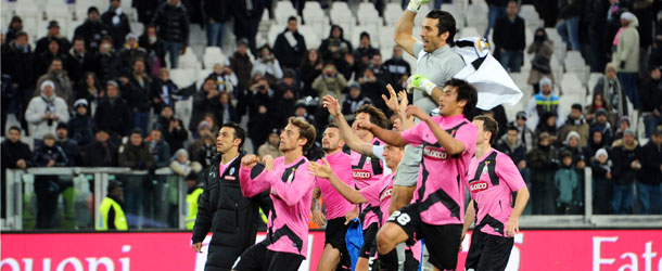 Juventus&#8217; team celebrate at the end of the Serie A football match between Juventus and Novara at the &#8220;Juventus Stadium&#8221; in Turin on December 18, 2011. Juventus won 2-0 to take the lead of the championship. AFP PHOTO / GIUSEPPE CACACE (Photo credit should read GIUSEPPE CACACE/AFP/Getty Images)
