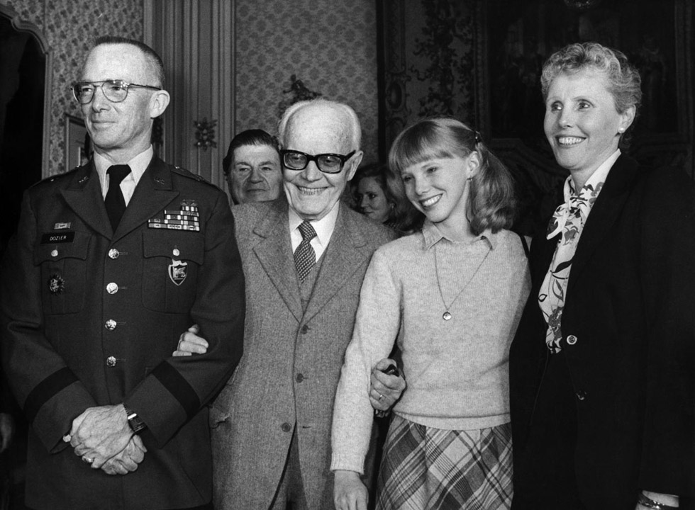 James Dozier con la moglie e la figlia e il presidente Sandro Pertini nel 1982
