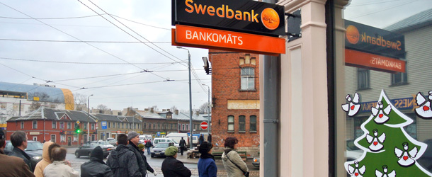 People line up to withdraw cash at a Swedbank automatic teller machine (ATM) in Riga on December 12, 2011. More than 100 cashpoints in Latvia had run out of money on December 12 following a banking panic apparently caused by rumors on the Twitter social media network. A total of 126 out of 298 ATMs belonging to Swedbank, the country&#8217;s biggest lender, had run dry after demand for cash soared 10-fold late on December 11, according to a statement on the Swedish-owned bank&#8217;s homepage. AFP PHOTO / ILMARS ZNOTINS (Photo credit should read ILMARS ZNOTINS/AFP/Getty Images)
