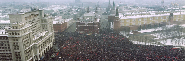 About 100 000 demonstrators march on the Kremlin in Moscow on January 20, 1991. Many called for the resignation of Soviet President Mikhail Gorbachev protesting against the Soviet army crackdown against the nationalist Lithuanian authorities. Lithuania had been the first Baltic Republic to proclame its independence in March 1990. USSR finally recognized the secession of Lithuania in September 1991. AFP PHOTO VITALY ARMAND (Photo credit should read VITALY ARMAND/AFP/Getty Images)

