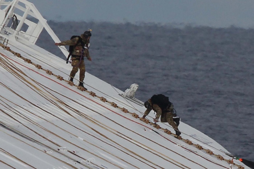 I palombari della Marina Militare iniziano ad aprire i varchi dello scafo della Costa Concordia utilizzando esplosivi
(Andrea Sinibaldi/Lapresse)