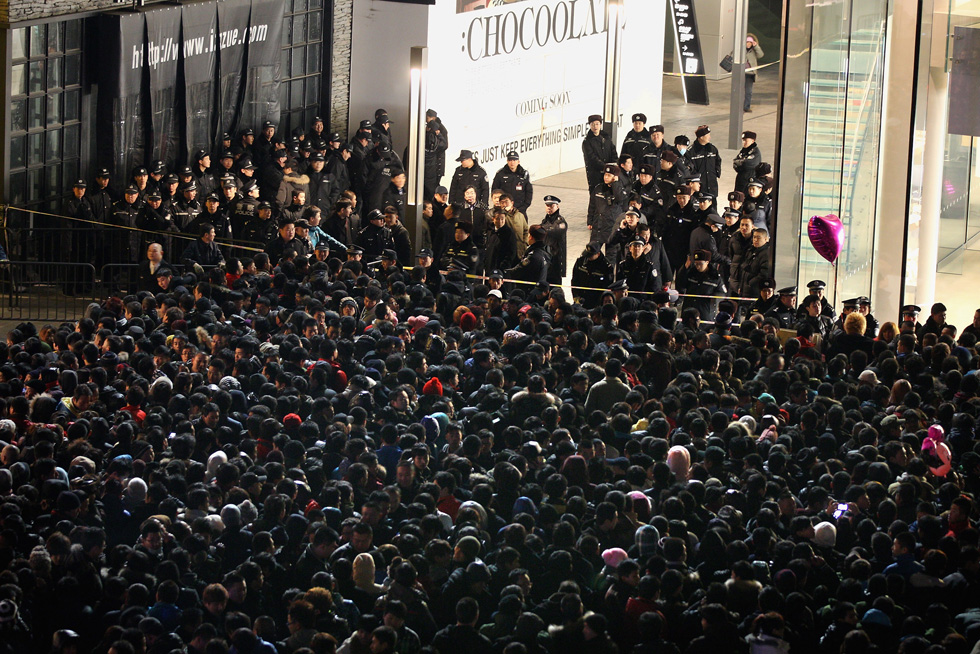Cinesi in fila davanti allo Apple Store di Pechino (Photo by Feng Li/Getty Images)