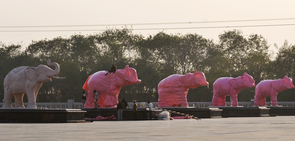 Le foto delle statue degli elefanti coperte in Uttar Pradesh