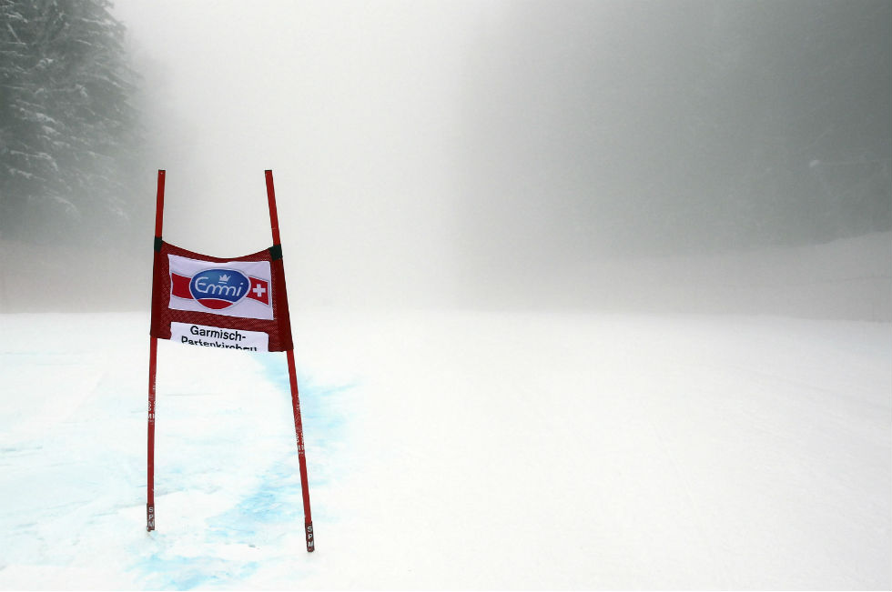 Un'immagine della pista di Kandahar dopo che una gara di super-G della Coppa del mondo di sci è stata cancellata a causa del brutto tempo a Garmisch-Panterkirchen, Germania, 29 dicembre 2012. 
(AP Photo/Alessandro Trovati)
