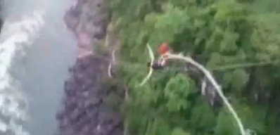 Una turista australiana sopravvive alla rottura della corda nel bungee jumping, in Zambia