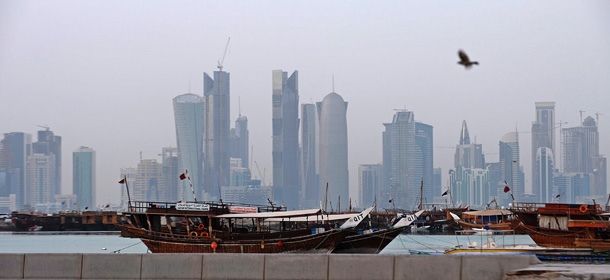 Boote liegen am Sonntag (27.02.11) in Doha (Katar) vor der Skyline der Stadt im Wasser. Der Wuestenstaat wird im Jahr 2022 Austragungsort der 22. Fussball-Weltmeisterschaft. Foto: Clemens Bilan/dapd