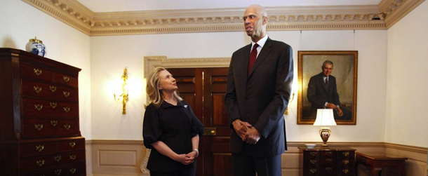 Foto LaPresseestero19 01 2012 Hillary Clinton incontra l'assistente allenatore dei Los Angeles Lakers Kareem Abdul-JabbarNella Foto Kareem Abdul-Jabbar e Hillary Clinton Secretary of State Hillary Rodham Clinton looks up at global cultural ambassador and former NBA basketball star Kareem Abdul-Jabbar, Wednesday, Jan. 18, 2012, at the State Department in Washington. Abdul-Jabbar will travel the world to engage a generation of young people to help promote diplomacy