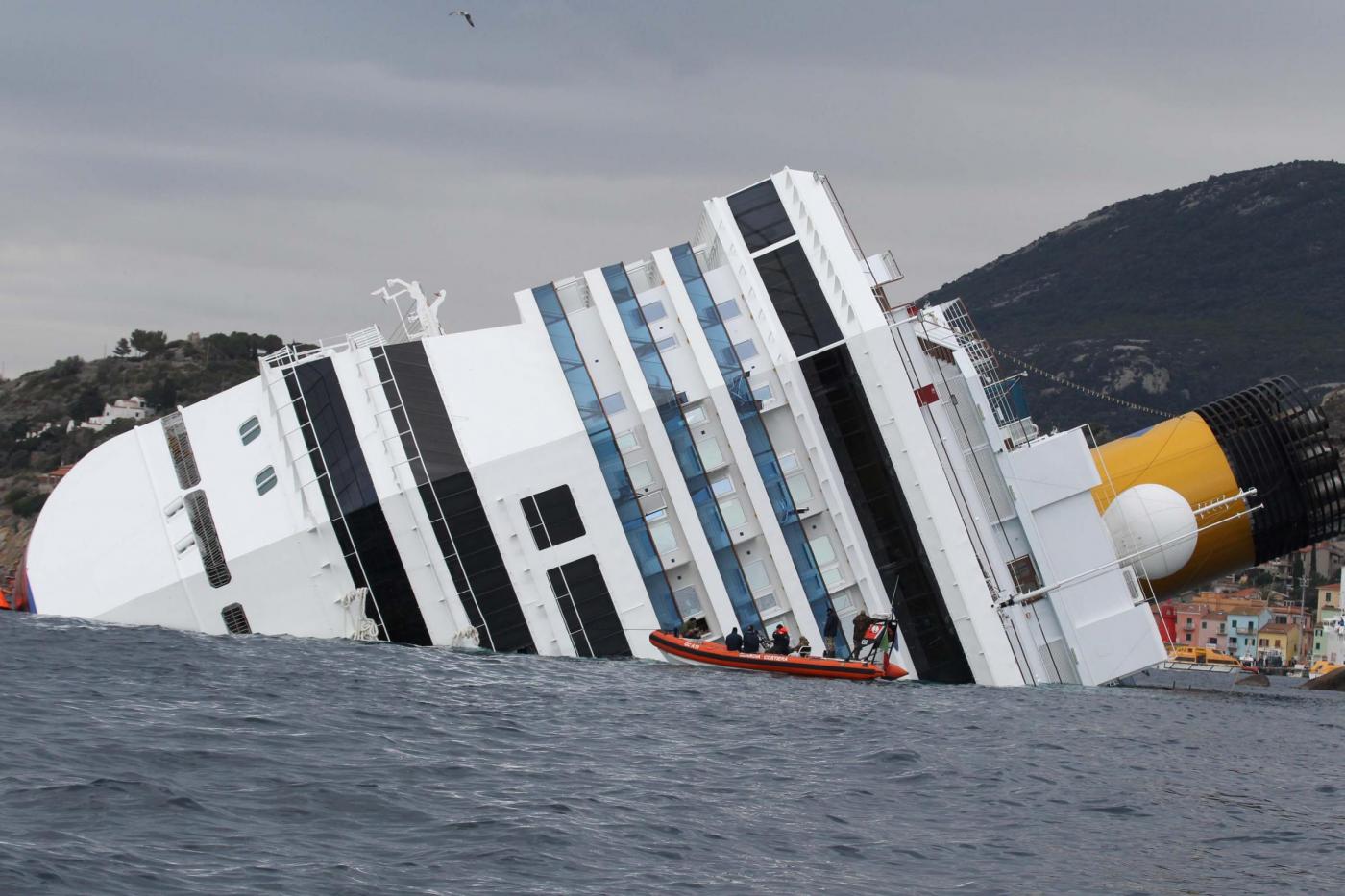 крушение concordia. лайнер costa concordia. лайнер коста конкордия крушение. крушение коста конкордии. крушение коста конкордии 2012.