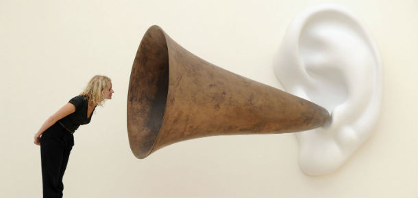 "La tromba di Beethoven (con l'orecchio)", opera dell'artista americano John Baldessari alla Saatchi Gallery di Londra (CARL COURT/AFP/Getty Images)