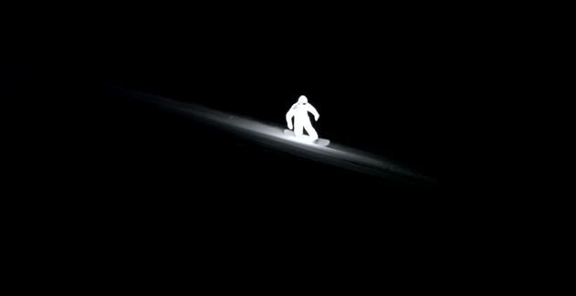 Andare sullo snowboard, di notte, in una tuta luminosa