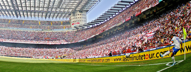 MILAN, ITALY: Brescia's Roberto Baggio kicks a corner against AC Milan, during their Italian Serie A football match at San Siro stadium in Milan, 16 May 2004. For the season's last match, AC Milan celebrates its Italy's 17th champions title as Brescia's Roberto Baggio plays his final match before hanging up his boots. AFP PHOTO/Carlo BARONCINI (Photo credit should read CARLO BARONCINI/AFP/Getty Images)