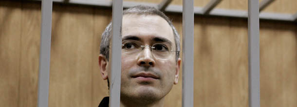 MOSCOW, RUSSIAN FEDERATION: Imprisoned former head of the Yukos oil company Mikhail Khodorkovsky stands in the defendant's box during his trial in Moscow, 25 October 2004. Khodorkovsky has gone from being Russia's quintessential post-Soviet business baron to the nation's most famous prisoner, languishing in jail for the past year as the state dismembers Yukos, the oil giant that he created. AFP PHOTO / MAXIM MARMUR (Photo credit should read MAXIM MARMUR/AFP/Getty Images)