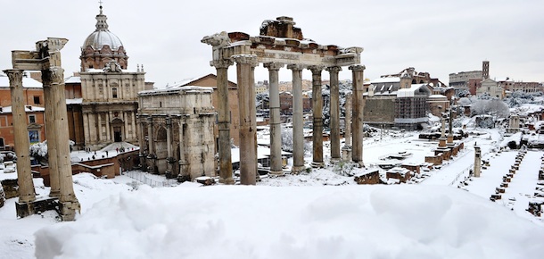 A view of the ancient forum on February 4, 2012 in Rome. Heavy snowfalls in Rome caused the normally mild-weather Italian capital to grind to a halt. AFP PHOTO / ALBERTO PIZZOLI (Photo credit should read ALBERTO PIZZOLI/AFP/Getty Images)