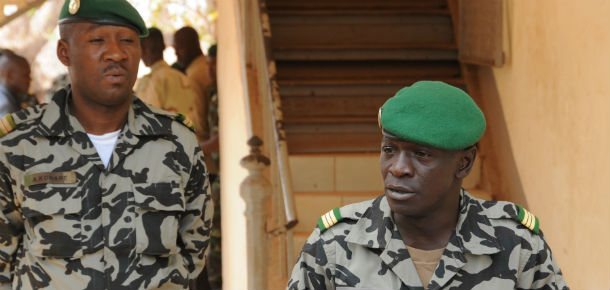 Nella foto, a destra, il capitano Amadou Sanogo (HABIBOU KOUYATE/AFP/Getty Images)