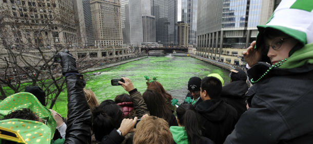 Nella foto, il Chicago River tinto di verde per onorare la festa di San Patrizio, a Chicago (AP/Paul Beaty)