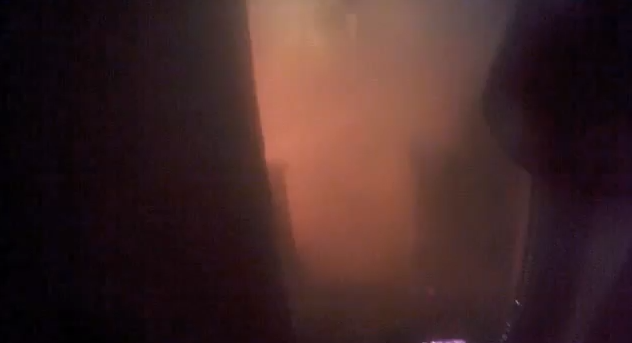 L’incendio, visto dall’elmetto di un pompiere