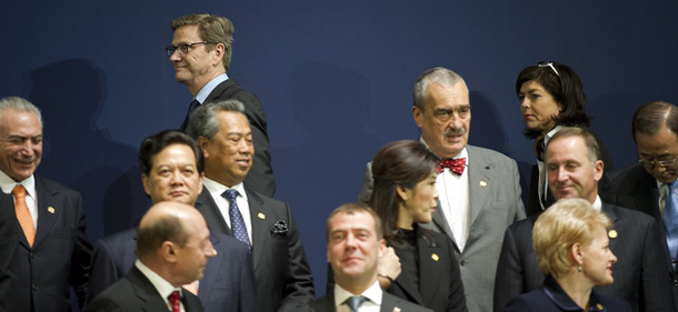 Aussenminister Guido Westerwelle (FDP, hinten, l.) geht am Dienstag (27.03.12) in Seoul in Suedkorea beim Gipfeltreffen des "2012 Seoul Nuclear Security Summit" an anderen Teilnehmern vorbei zum Gruppenfoto. Westerwelle mahnt, beim Kampf fuer nukleare Sicherheit nicht nur atomwaffenfaehiges Material in den Blick zu nehmen. Auch zivil genutzte Substanzen seien eine Gefahr und koennten fuer "schmutzige Bomben" missbraucht werden, sagte der FDP-Politiker am Dienstag beim Nukleargipfel in der suedkoreanischen Hauptstadt Seoul. Weniger als zehn Staaten seien im Besitz von Kernwaffen, nur etwa 30 Laender betrieben Atomkraftwerke, aber fast ueberall auf der Welt gebe es andere Strahlenquellen - in Medizin, Forschung und Industrie. Dieses Material muesse genauso geschuetzt werden wie etwa gefaehrliche Abfaelle aus Kernkraftwerken. Seit Montag (26.03.12) berieten die Staats- und Regierungschefs aus mehr als 50 Laendern in Seoul ueber Wege, um ungeschuetztes Nuklearmaterial weltweit zu sichern und den illegalen Handel damit einzudaemmen. (zu dapd-Text)
Foto: Axel Schmidt/dapd