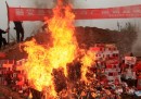 Le foto delle merci contraffatte bruciate in Cina