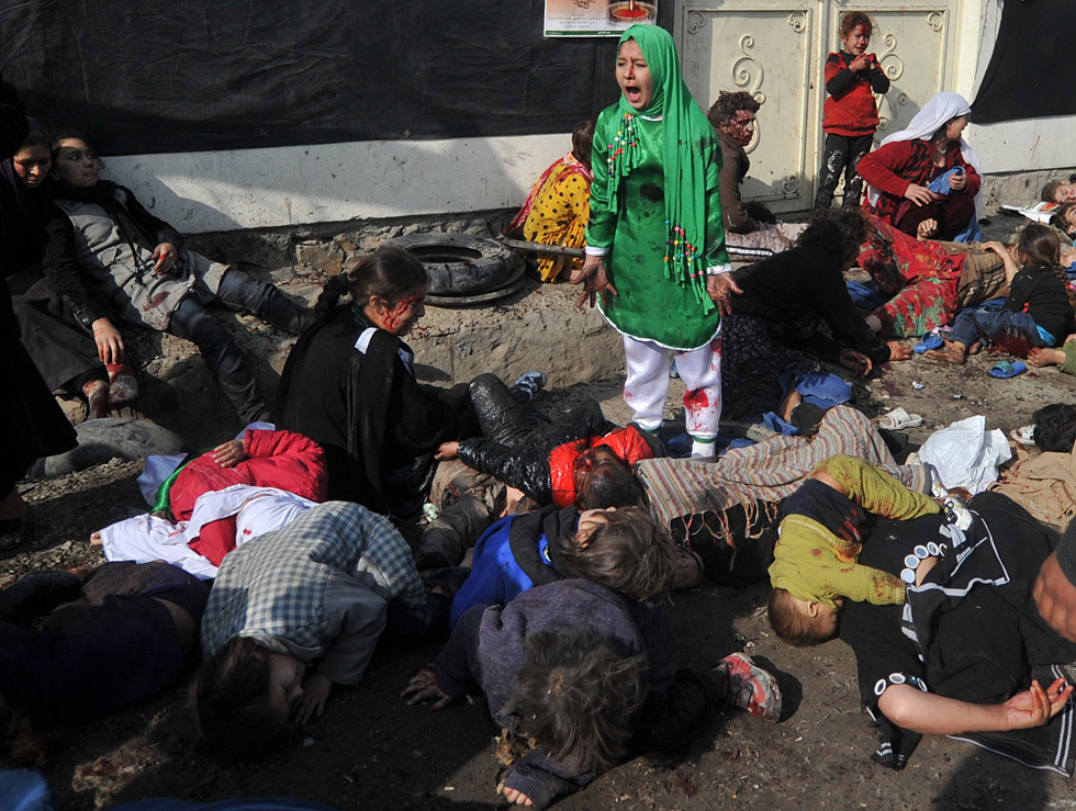 Tarana Akbari a Kabul subito dopo l'attentato del 6 dicembre 2011 (MASSOUD HOSSAINI/AFP/Getty Images)