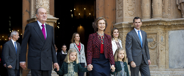 PALMA DE MALLORCA, SPAIN - APRIL 08: (L to R) Spanish Royals King Juan Carlos, Princess Sofia, Princess Elena, Queen Sofia, Princess Leonor, Princess Letizia and Prince Felipe attend Easter Mass at the Cathedral of Palma de Mallorca on April 8, 2012 in Palma de Mallorca, Spain. (Photo by Carlos Alvarez/Getty Images)