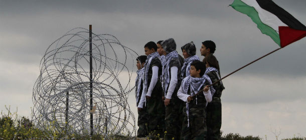 nella foto: bambini palestinesi vicino ad Arnoun, in Libano, al confine con Israele (AP Photo/Mohammed Zaatari)