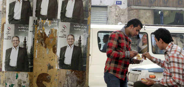 nella foto: manifesti del candidato Amr Moussa (AP/Amr Nabil)