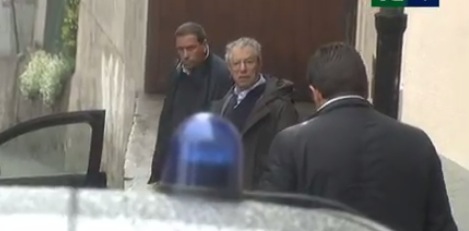 Umberto Bossi minaccia un giornalista de La7 e lo manda “affanculo”