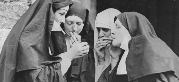 Women dressed as nuns have a cigarette break during the Walmer Castle pageant in Kent. (Photo by Fox Photos/Getty Images)