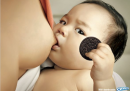 La foto del biscotto Oreo e del bambino allattato che sta facendo il giro della Rete