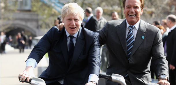 Boris Johnson e Arnold Schwarzenegger (Oli Scarff/Getty Images)