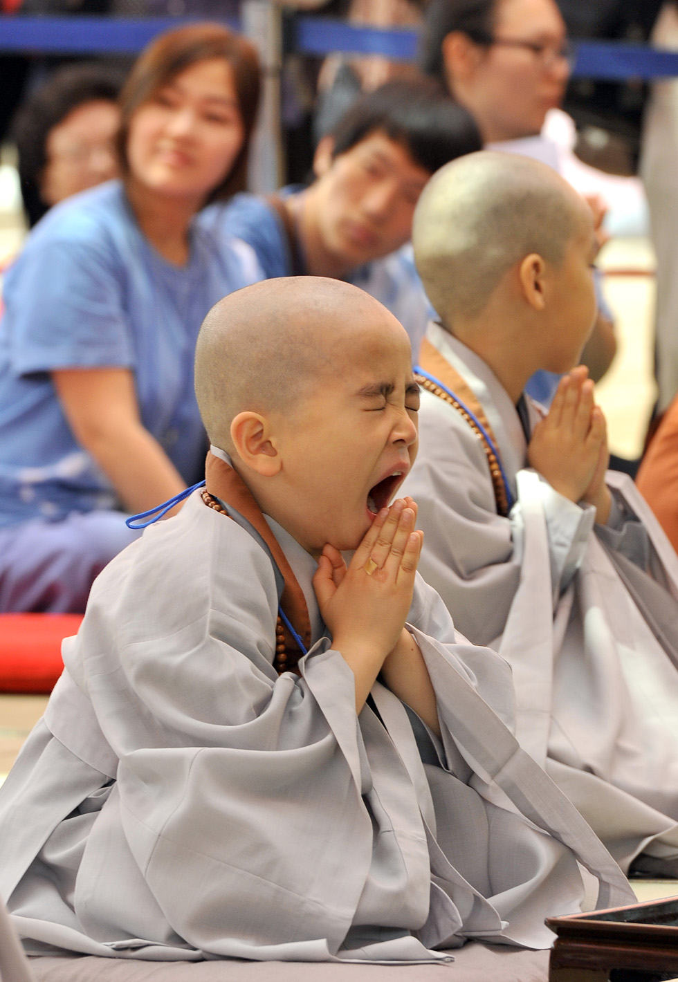 Un bambino sudcoreano durante la cerimonia "Bambini che diventano monaci buddisti" nel tempio Jogye a Seul, il 13 maggio 2012 (JUNG YEON-JE/AFP/GettyImages)