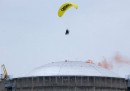 Un attivista di Greenpeace dentro un impianto nucleare in Francia