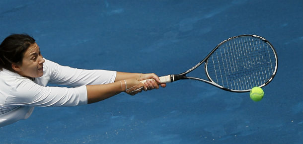 Giocare a tennis sulla terra blu