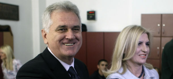 nella foto, Tomislav Nikolić con la moglie Dragica (AP/Marko Drobnjakovic)
