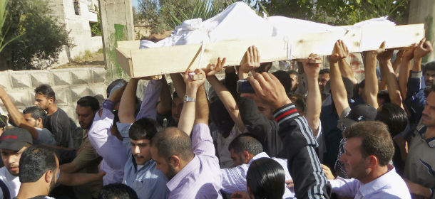 Nella foto: un funerale ieri alla periferia di Damasco, in Siria (AP)
