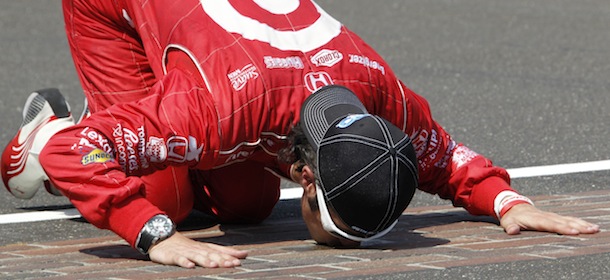 ARCHIV: Dario Franchitti kuesst die Start / Ziellinie nach dem Gewinn des IndyCar Indianapolis 500 Rennens auf dem Indianapolis Motor Speedway in Indianapolis (Foto vom 27.05.12). Die 500 Meilen von Indianapolis sind das aelteste Autorennen der Welt. Was sich an diesem Sonntag bei der 96. Auflage allerdings im beruehmten "Nudeltopf" abspielte, gab es so noch nie. Der Schotte Dario Franchitti gewann das Rennen zum dritten Mal. Das allein ist natuerlich noch keine Besonderheit. Doch wie schon bei seinen Erfolgen 2007 und 2010 fuhr der 39-Jaehrige auch diesmal im Schneckentempo ueber den Zielstrich. (zu dapd-Text)
Foto: Tom Strattman/AP/dapd