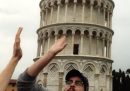 Dare il cinque ai turisti della Torre di Pisa