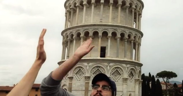 Dare il cinque ai turisti della Torre di Pisa