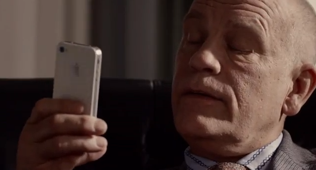 John Malkovich parla con Siri: la nuova pubblicità di Apple