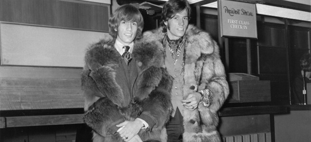 circa 1967: Robin and Barry Gibb of the Bee Gees at London Airport, 1967. (Photo by Evening Standard/Getty Images)