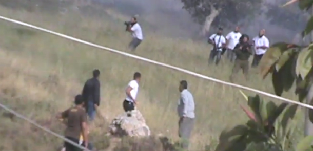 Il video dei coloni israeliani che sparano contro i palestinesi